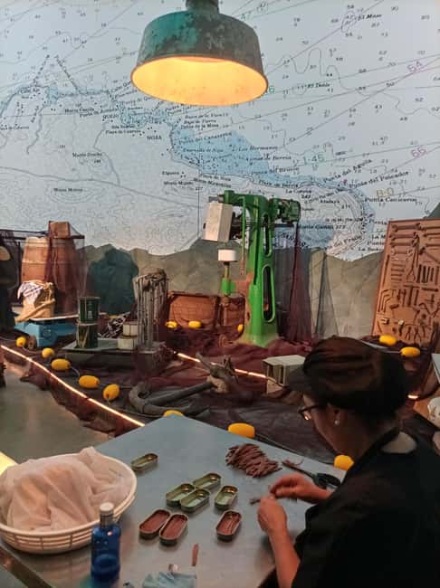 Santoña: Anchovy Art Gallery with Fishing Port and Market - What Nicolás Adds to the Visit