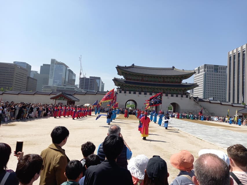 Seoul: 6-Hour Guided Tour to City Highlights, Palace & More - A pleasant finish near Insadong