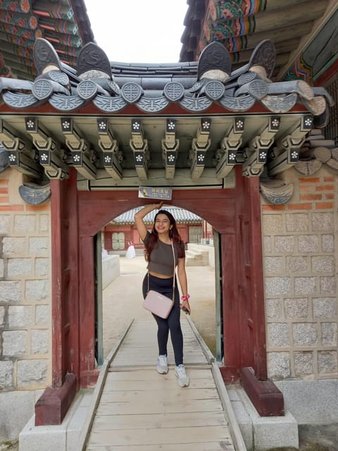 Seoul: 6-Hour Guided Tour to City Highlights, Palace & More - Gyeongbokgung from royal architecture to daily customs