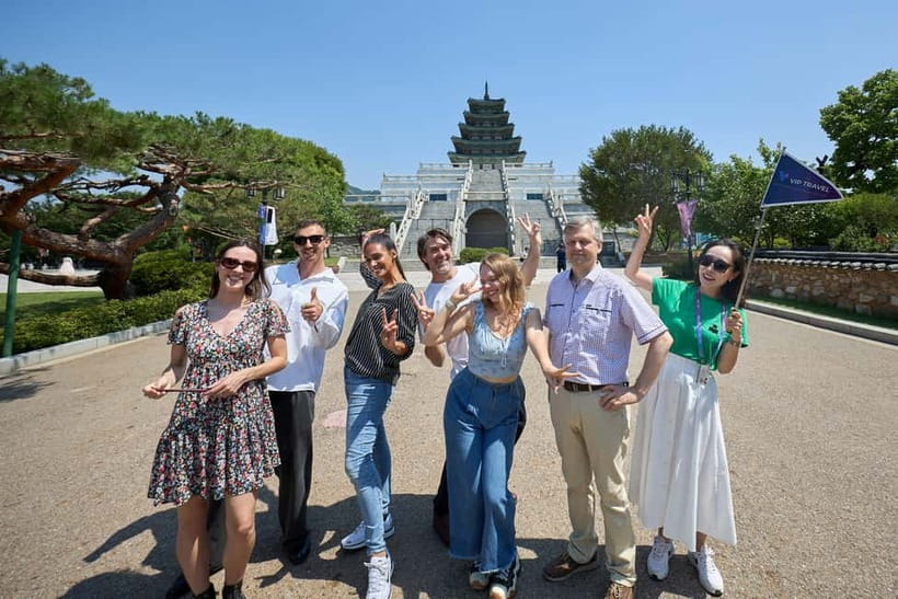 Seoul: Bukchon Village, Gyeongbokgung, Gwangjang Market - A short stop at the Ginseng Center