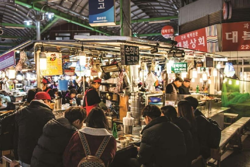 Seoul: Changgyeonggung & Gwangjang Market & Naksan Park - Why Seoul works better after sunset