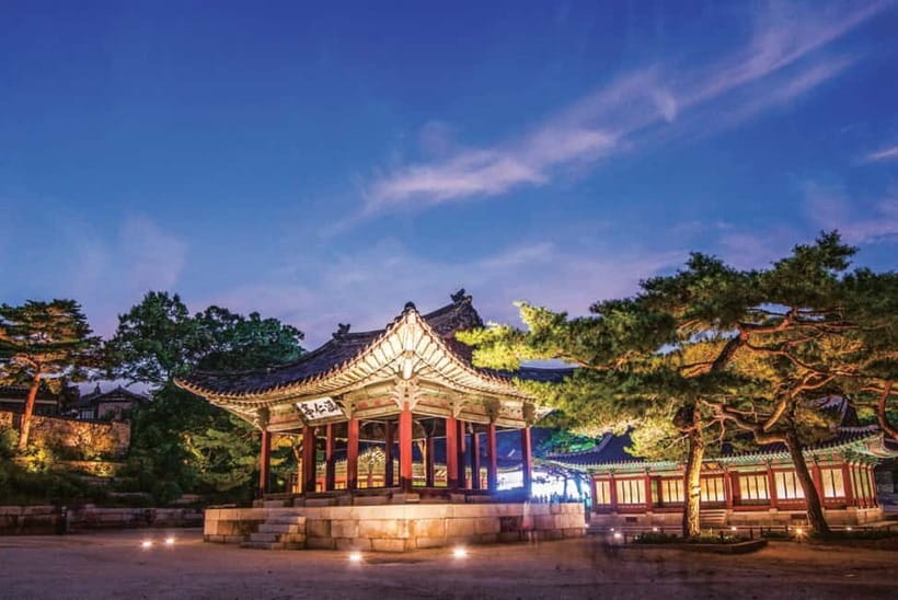 Seoul: Changgyeonggung & Gwangjang Market & Naksan Park - Changgyeonggung Palace under evening lights