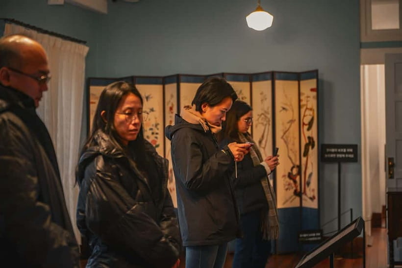 Seoul: Colonial History Tour with Prison&Palace, Market Food - Namdaemun Market turns history into lunch