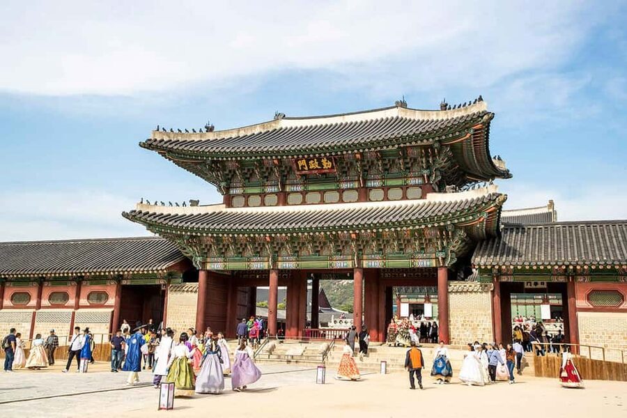 Seoul Day Tour: Gyeongbok Palace, Bukchon, Gwangjang Market - Why this evening route works