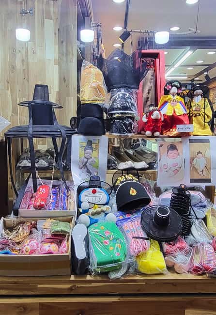 Seoul Day Tour: Gyeongbok Palace, Bukchon, Gwangjang Market - Gwangjang Market and a very practical dinner stop