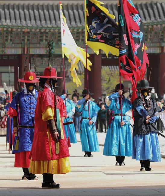 Seoul Day Tour: Gyeongbok Palace, Bukchon, Gwangjang Market - Gyeongbokgung Palace after sunset
