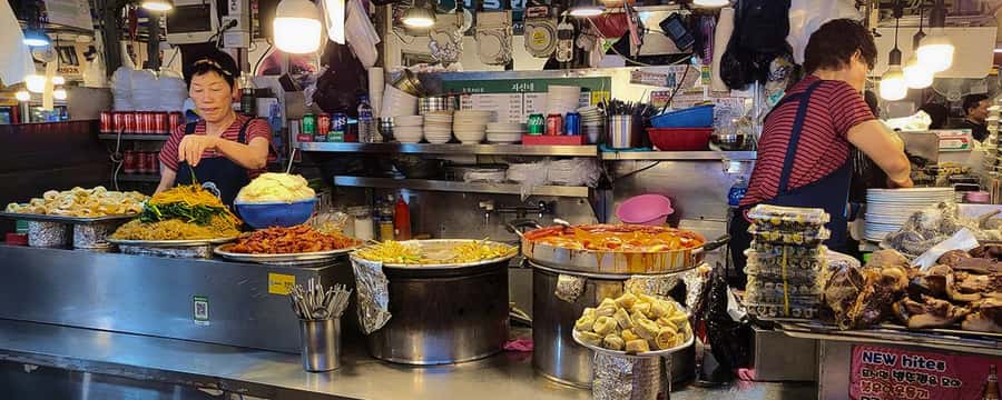 Seoul Evening Tour:Gwangjang Market&Naksan Park&Eungbongsan - Two hours of food at Gwangjang Market