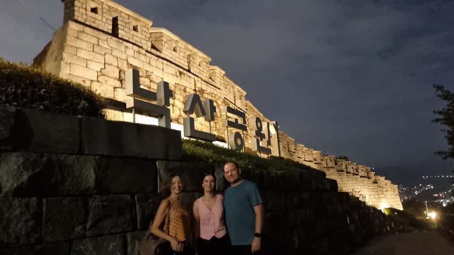 Seoul Evening Tour:Gwangjang Market&Naksan Park&Eungbongsan - A short walk beside Cheonggyecheon