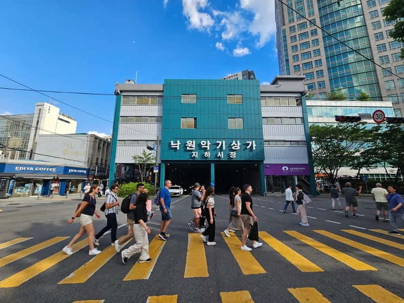 Seoul: Guided Food & Market Tour with 8+ Tastings - The walk between Jongno neighborhoods