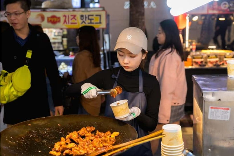 Seoul: Guided Food & Market Tour with 8+ Tastings - Insadong and the quiet teahouse finish