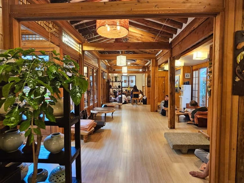 Seoul: Guided Food & Market Tour with 8+ Tastings - The guides and the human side of the tour