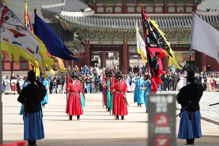 Seoul: Gyeongbokgung Palace Tour & Lunch at Authentic Market - Gyeongbokgung Palace over 90 minutes