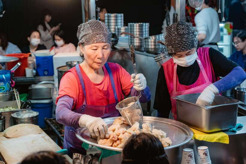 Seoul: Night Market Food Tour with Local Guide - Drinks, etiquette, and Korean drinking games