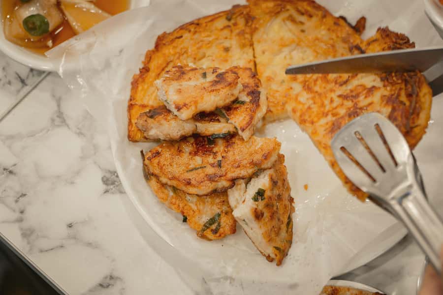 Seoul: Palace, Temple and Market Guided Foodie Tour at Night - Eating your way through Gwangjang Market