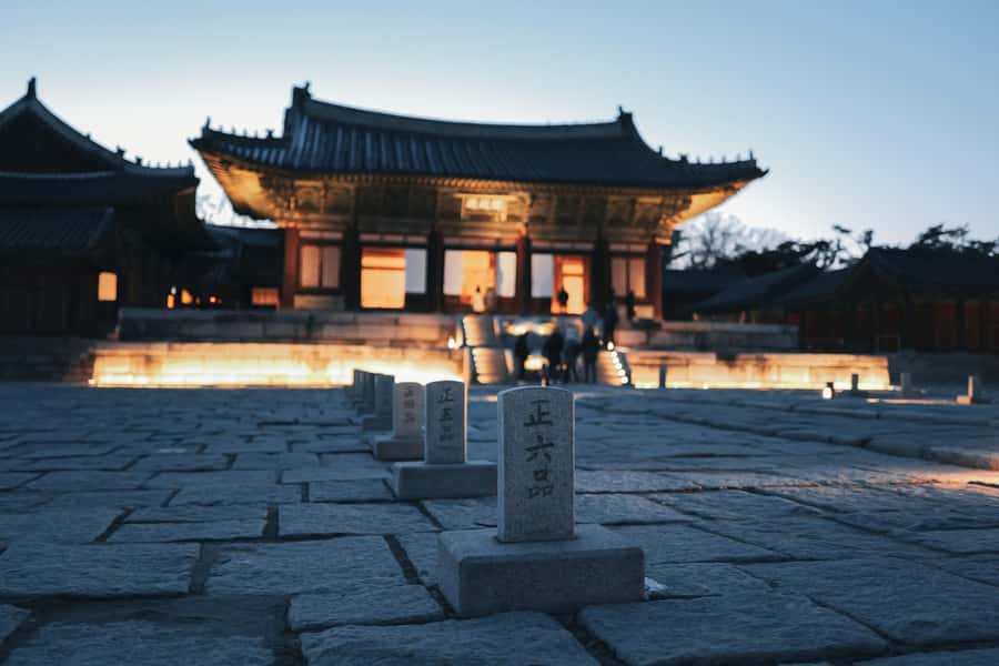 Seoul: Palace, Temple and Market Guided Foodie Tour at Night - Lanterns and Buddhist calm at Jogyesa Temple