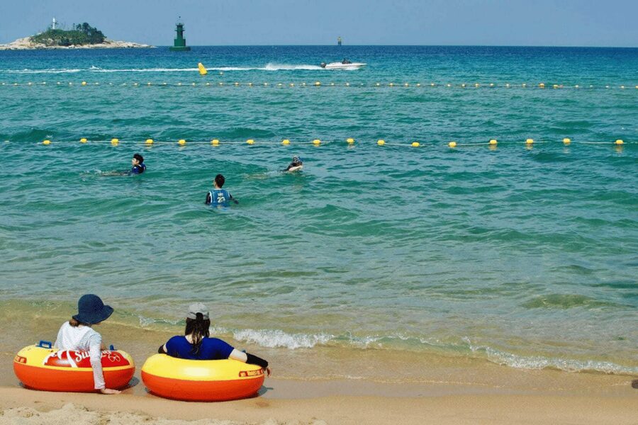 Seoul: Sokcho beach, market, hot spring and Seorak Cable Car - Starting beside the water at Sokcho Beach
