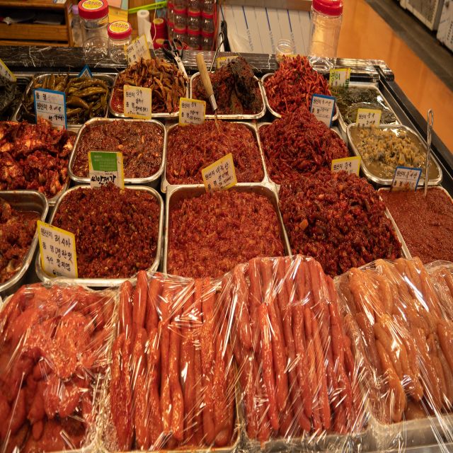 Seoul: The Biggest Sea-food Noryangjin Market Tour - The guides shape the experience
