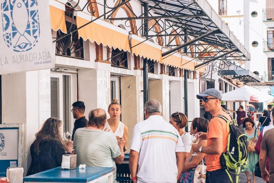 Seville: Morning Market & Tapas Tour - Street food and wine at Feria Market