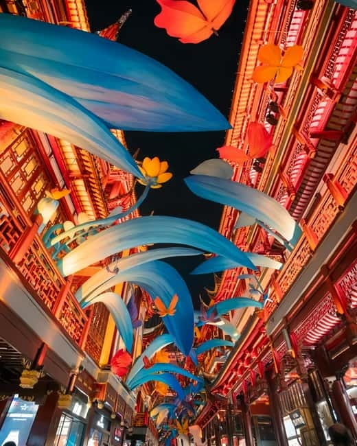 Shanghai: Jing'an Temple, Yu Garden, and Bazaar Private Tour - What makes Paz a useful guide