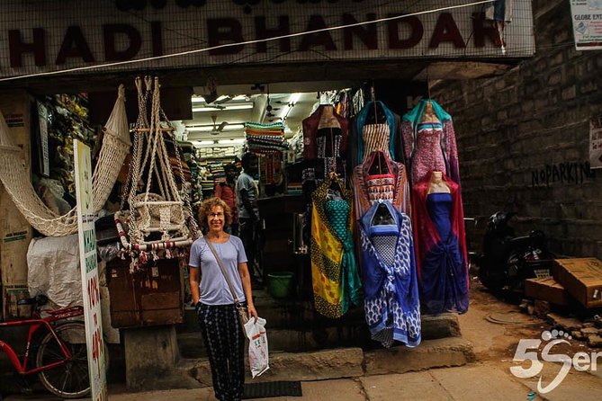 Shopping and Bazaar Trail in Bangalore - Commercial Street: the final market hour