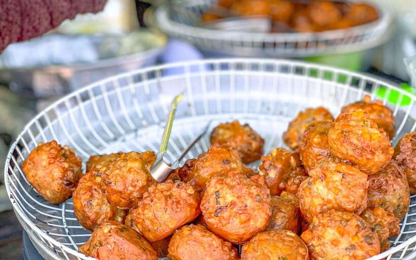Siem Reap: FREE Market & Local Temple Tour - Meeting vendors and trying a Cambodian snack