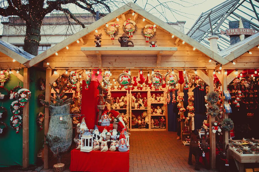 Stockholm: Christmas Markets & Lights Guided Walking Tour - A small tasting of Swedish holiday treats
