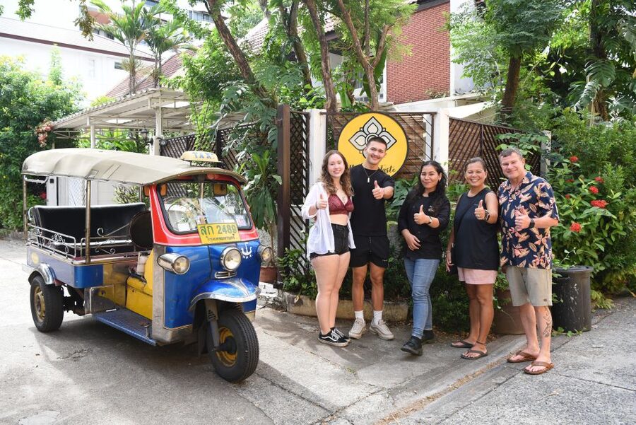 Sukhumvit: Hands-on Thai Cooking Class & Market Tour in BKK - Making curry paste by hand