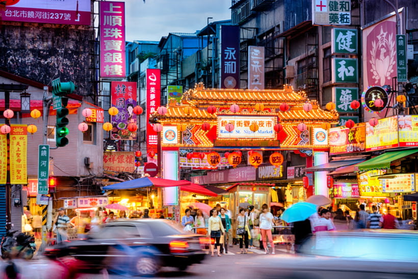 Taipei: 2-Hour Raohe Night Market Walking Tour - The Songshan Ciyou Temple gives the food a setting