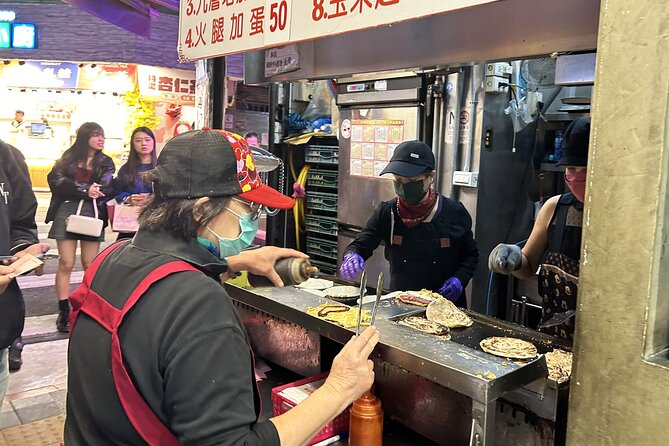 Taipei Hidden Eats, Market & Street Food Tour with 8+ Tastings - What the guides add to the experience