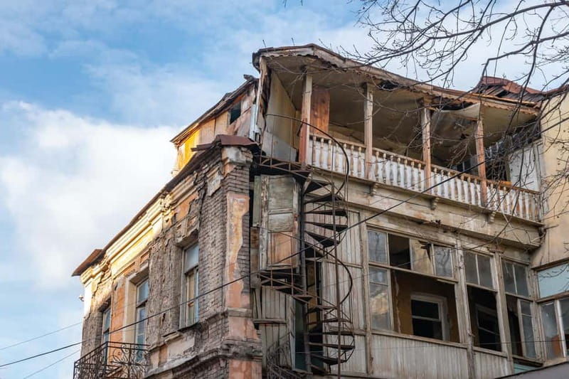 Tbilisi: Street Art & Dezerter Bazaar Tour w/ Tastings - Reading the street art and side streets