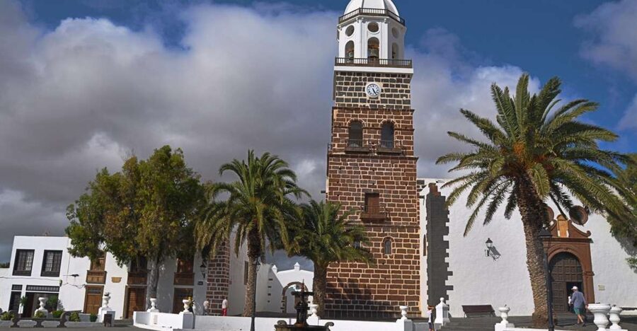 Teguise: Market and César Manrique Foundation Tour - Food, Wine, and Local Products