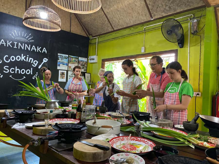 Thai cooking class &Market tour by Amazon Prime Series Chef. - A clear morning or afternoon schedule