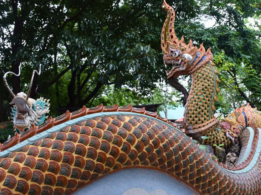 The Souls BKK: Floating Market, Dragon Temple, Na Satta Park - Wat Samphran and the dragon wrapped around the temple