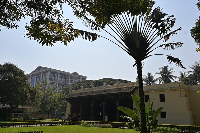 Tipu Palace + Koté Vishnu + Fort + KR Market + Jain Temple = Bengaluru Pété Walk - KR Market puts you in the middle of city life