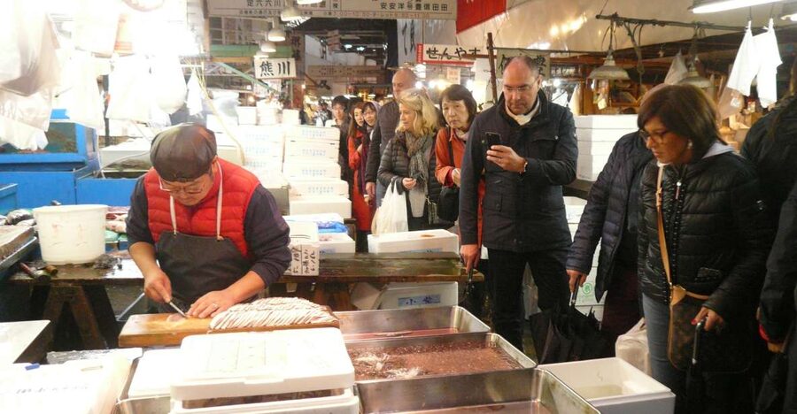 Tokyo: Guided Walking Tour of Tsukiji Market with Breakfast - Entering the Outer Market with a local guide