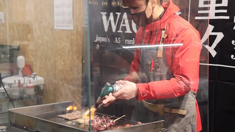 Tokyo: Guided Walking Tour of Tsukiji Market with Lunch - How the small group changes the experience