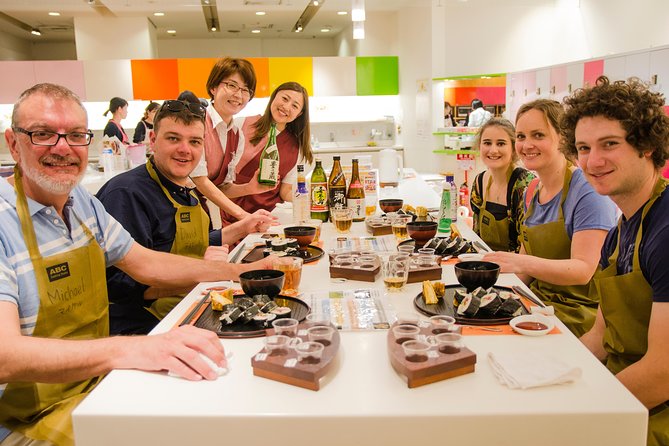 Tokyo Tsukiji Fish Market Tour and Sushi Making Lesson - Walking the Outer Market with local help