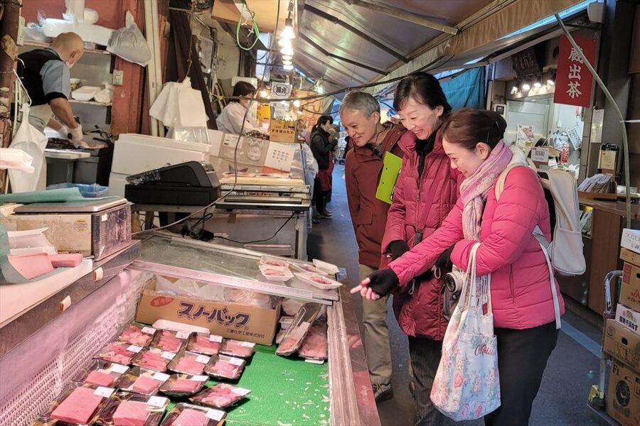 Tokyo: Tsukiji Market Guided Tour & Sushi-Making Experience - The tuna promise needs careful reading