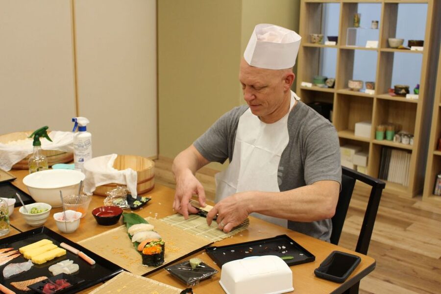 Tokyo: Tsukiji Market Guided Tour & Sushi-Making Experience - Traveling from Tsukiji to the sushi kitchen
