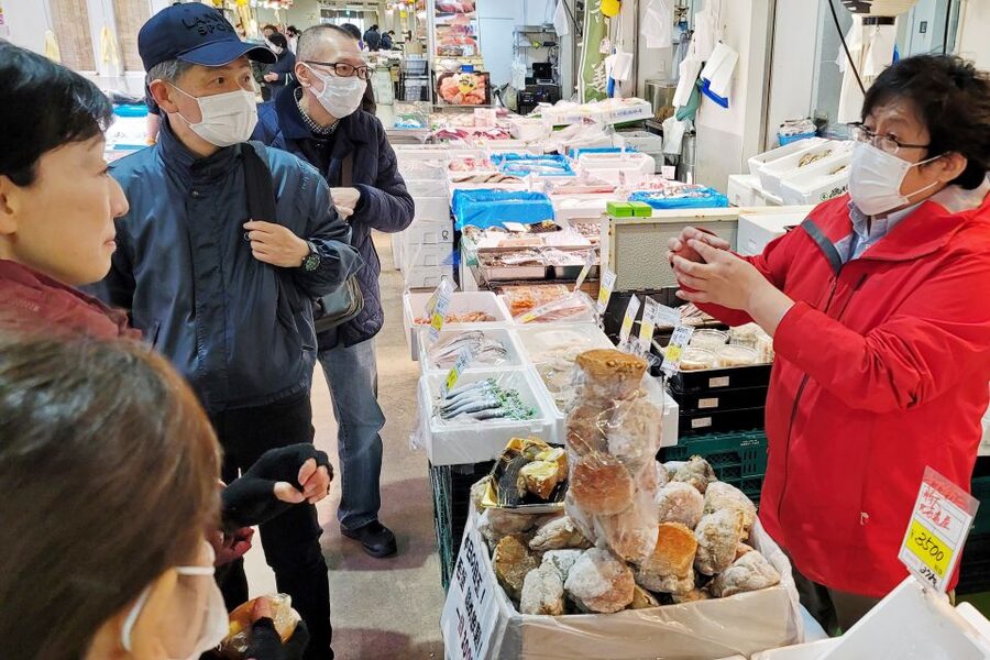 Tokyo: Tsukiji Market Guided Tour & Sushi-Making Experience - Learning three types of sushi