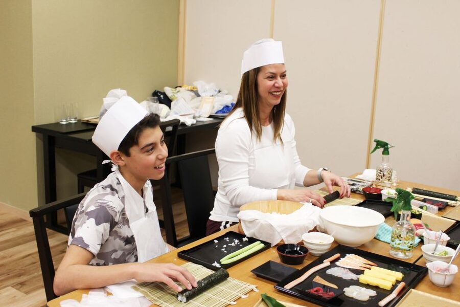 Tokyo: Tsukiji Market Guided Tour & Sushi-Making Experience - What the meal is really like
