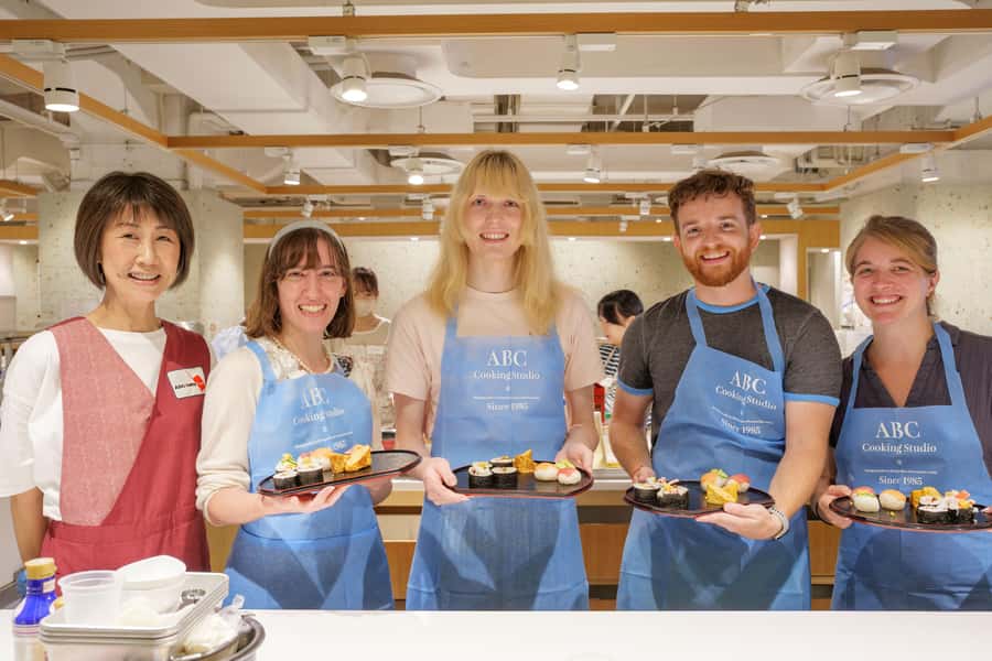 Tokyo: Tsukiji Market Walking Tour & Sushi Cooking Class - The 70-minute Outer Market walk