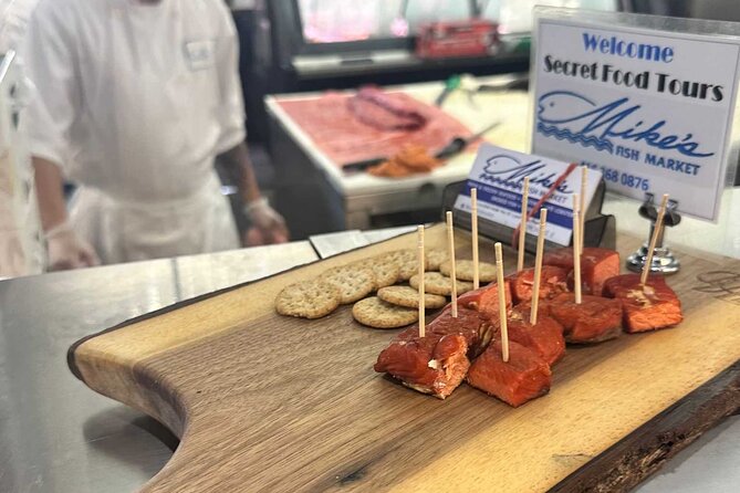 Toronto: St Lawrence Market Food Tour with 6 Food Tastings - What the guides add to the experience
