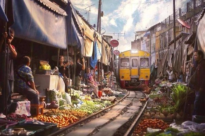 Train Market and Floating Market half day tour - What guide quality means on this outing