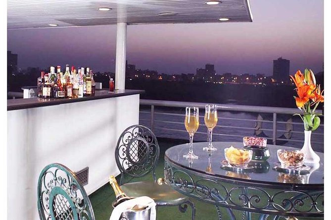 Trip Giza Pyramids, Egyptian Museum, Market,, camel Ride - Nile lunch: a calmer hour between major sights