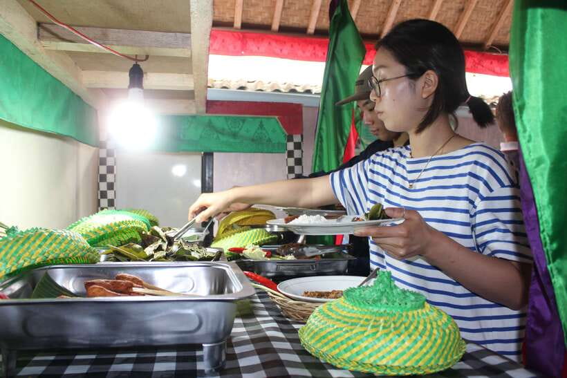Ubud: Balinese Cooking Class and Market Tour - The morning begins at a real local market