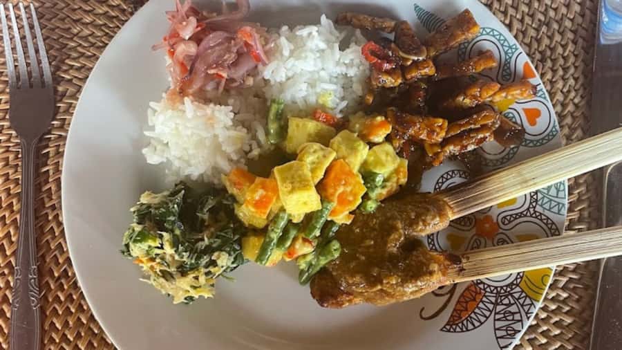 Ubud: Cooking Class with Transfers and Optional Market Visit - The cooking school and family setting