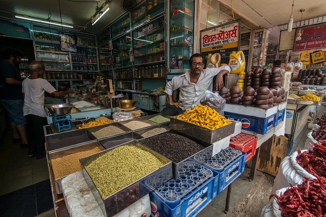 Ultimate Mumbai Full Day: Sights, Bollywood Dance, Lunch & Spices - Churchgate and the precision of the dabbawalas