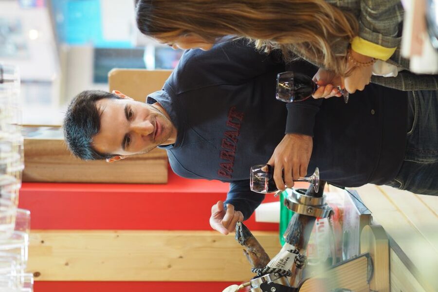 Valencia: Morning Food Tour with Central Market Visit - Old shops and the first local tastings
