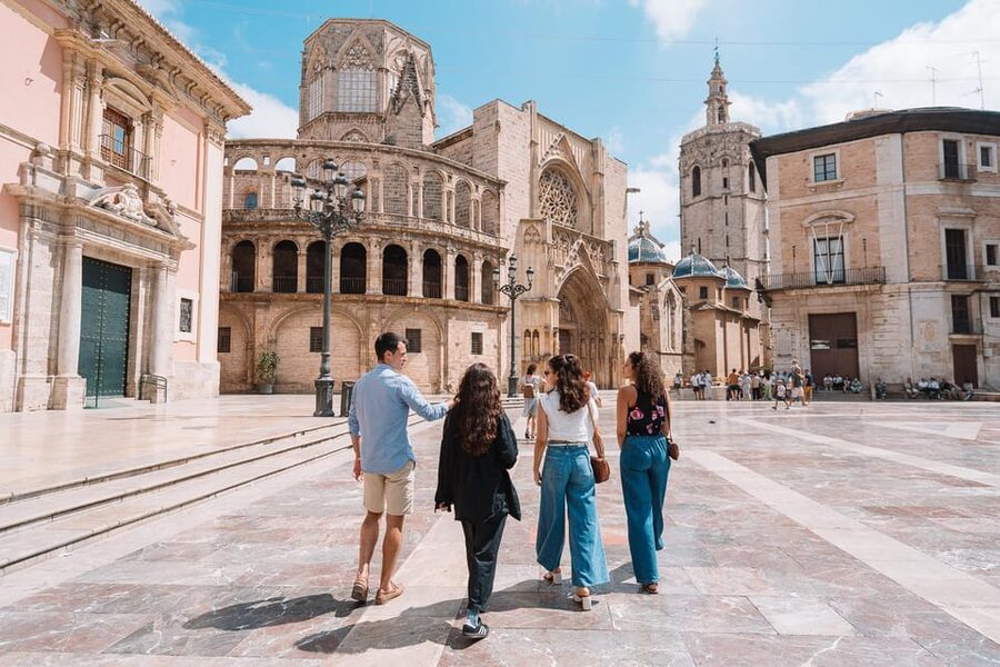 Valencia: Morning Food Tour with Central Market Visit - What guides add to the three-hour walk